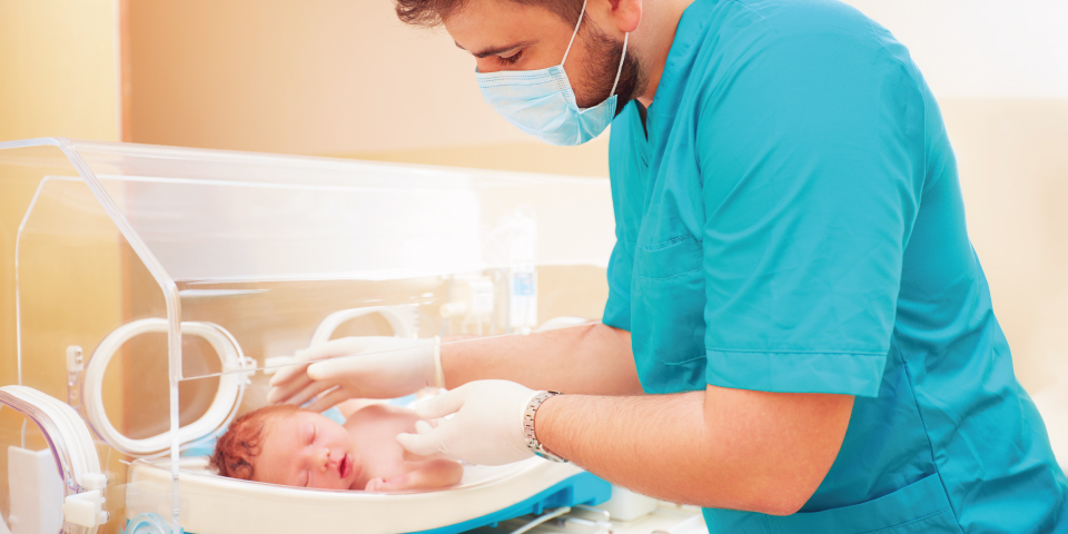 اجراء جراحة ناجحة لطفلة &quot;خديج&quot; وزنها 500 جرام في إنجاز جديد بمواساة الدمام